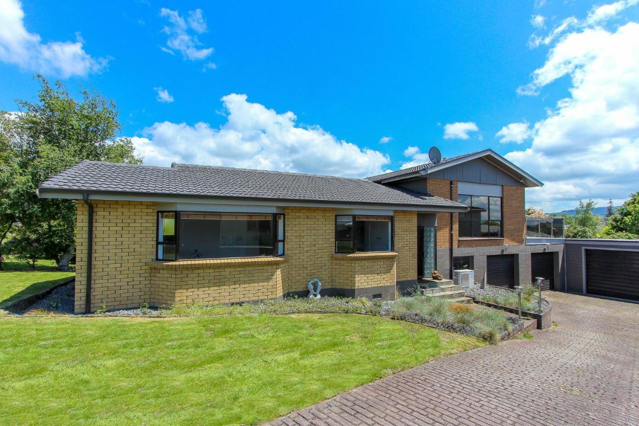 Spacious Retreat With Mountain View Rotorua Exterior photo